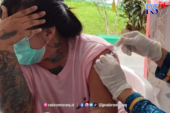 Momen narapidana di Lapas Wanita Bulu mendapat vaksin booster 2, Kamis (2/2). (IDA FADILAH/JAWA POS RADAR SEMARANG)