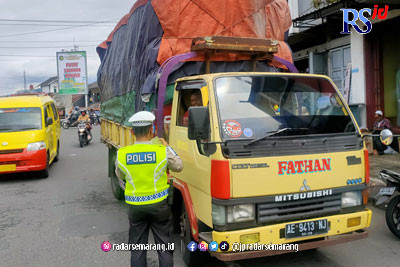 Petugas Satlantas Polres Wonosobo menertibkan pengenda yang melanggar lalu lintas dalam operasi keselamatan lalu lintas candi. (Istimewa)