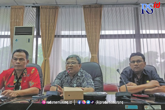 PENANGANAN KEMISKINAN  : Kepala  Disperkim Kota Magelang Bowo Adrianto menjelaskan penanganan RTLH di Kota Magelang, di ruang sidang lantai 2, Setda Kota Magelang, Kamis (9/2) sore. (PUPUT PUSPITASARI/JAWA POS RADAR MAGELANG)