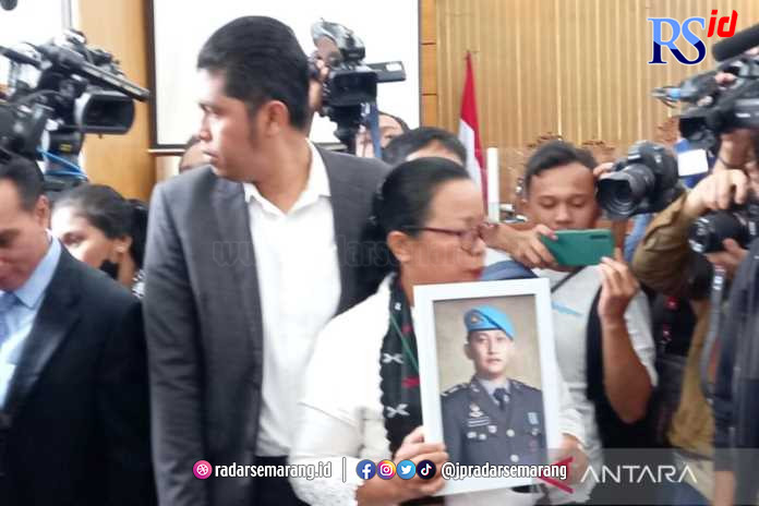 Ibunda Brigadir Nofriansyah Yosua Hutabarat, Rosti Simanjuntak membawa foto anaknya ke ruang sidang vonis atau pembacaan putusan di Pengadilan Negeri Jakarta Selatan, Jakarta, Senin (13/2/2023). ANTARA/Luthfia Miranda Putri