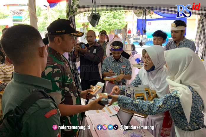Kepala SMAN 5 Semarang Soleh bersama dengan Dandim 0733 Semarang Kolonel Inf Honi Havana, Kepala BPTIK Jateng Siswanto membuktikan karya siswa usai membuka kegiatan P5 Rabu (22/2). (KHAFIFAH ARINI PUTRI/JAWA POS RADAR SEMARANG)