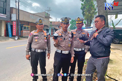 Petugas Satlantas Polres Wonosobo dan Polda Jateng saat mengujicoba penggunakan drone di perempatan Selomerto, Wonosobo. (Istimewa)