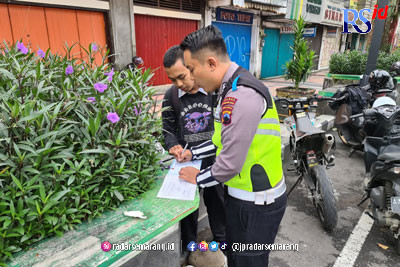 Satlantas Polres Magelang Kota melakukan penindakan kepada pelanggar lalu lintas yang terjaring selama Operasi Keselamatan Candi 2023. (Istimewa)
