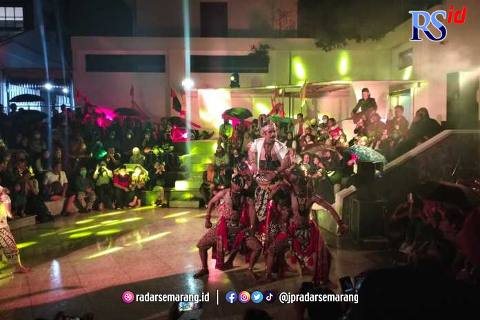 Pagelaran Wayang Orang On The Street di jalanan Kota Lama menarik perhatian kawula muda dan masyarakat Kota Semarang untuk kembali mencintai wayang orang. (FIGUR RONGGO WASSALIM/JAWA POS RADAR SEMARANG)