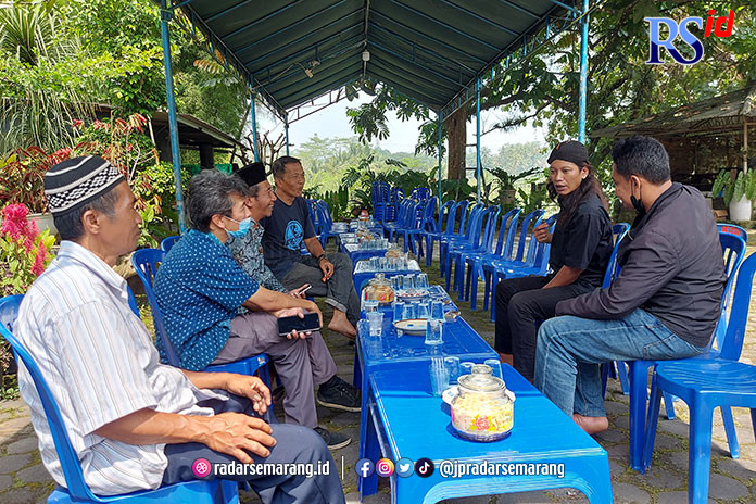 Suasana di kediaman Nomo Koeswoyo di Kota Magelang, Kamis, (16/3/2023) pagi hari. Orang silih berganti untuk melayat. Di rumah ini pula, Nomo menghabiskan sisa hidupnya. (PUPUT PUSPITASARI/JAWA POS RADAR SEMARANG)