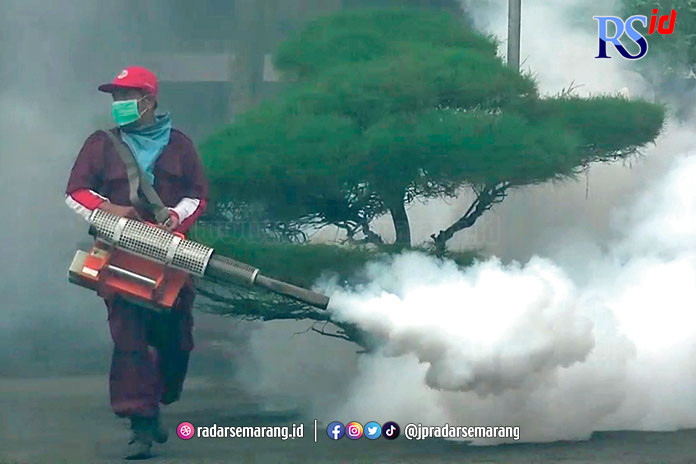 Petugas saat melakukan fogging di salah satu desa di Kabupaten Temanggung beberapa waktu lalu. (Istimewa)