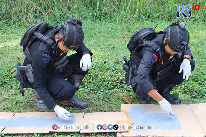 Tim Gegana Polda Jateng saat akan memusnahkan bahan petasan di lapangan Kalianget, Wonosobo. (Istimewa)