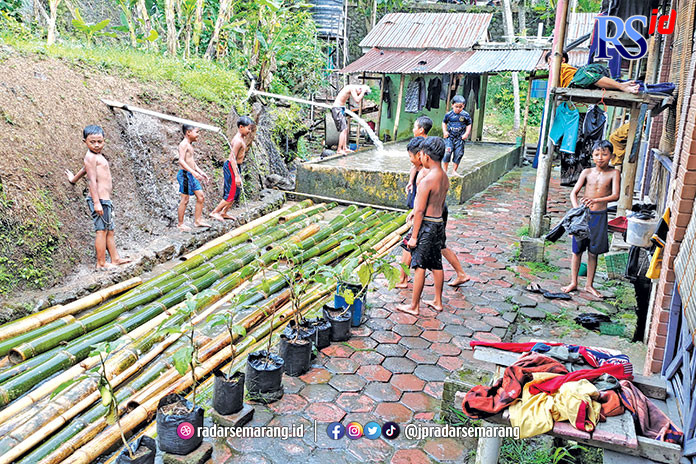 Sejumlah santri anak di Pondok Pesantren Selamat Kota Magelang menikmati kegiatan padusan di kolam sumber air pondok Rabu (22/3). (ROFIK SYARIF GP/JAWA POS RADAR SEMARANG)
