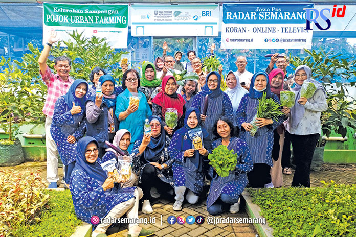 Warga Kelurahan Sampangan RW 03 menunjukkan hasil panen dari kebun yang dikelola KWT Puspitasari. (PRATONO/JAWA POS RADAR SEMARANG)