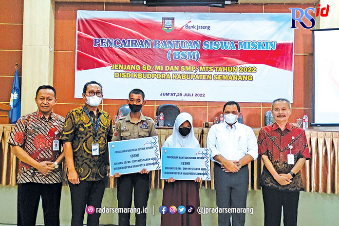 Bupati Semarang Ngesti Nugraha saat menyerahkan secara simbolis bantuan beasiswa bagi para pelajar di Kabupaten Semarang. (NURFAIK NABHAN/Jawa Pos Radar Semarang)
