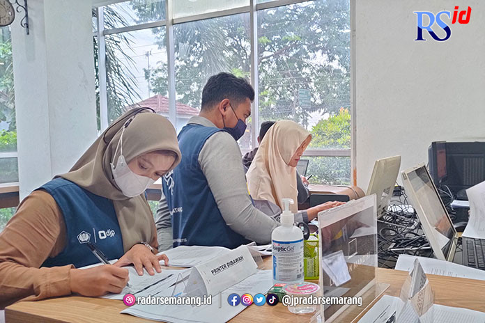 Relawan pajak saat memberikan bantuan terhadap warga yang kesulitan melakukan pelaporan pajak. (RIYAN FADLI/JAWA POS RADAR SEMARANG)