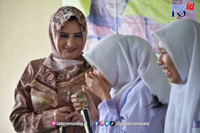 DIALOG : Bupati Pekalongan Fadia Arafiq saat berdialog dengan siswa SMA Negeri 1 Talun, Kamis (16/3) lalu. (ISTIMEWA)