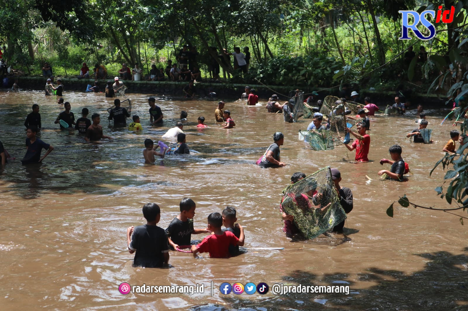 Para warga Dusun Gintungan membersihkan Embung Sukoponco. (NURFAIK NABHAN/Jawa Pos Radar Semarang)