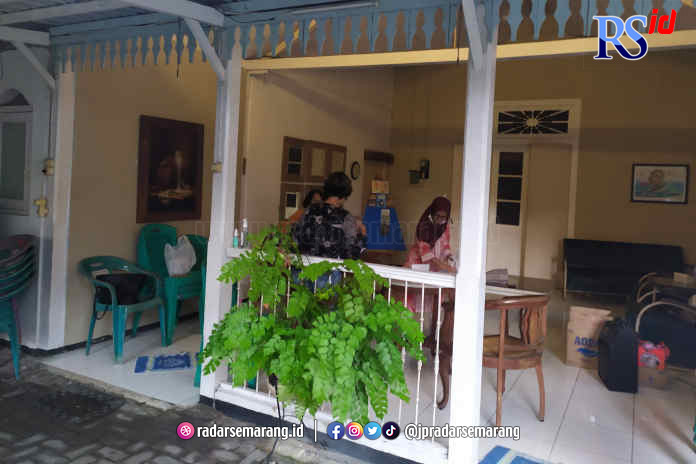 Rumah NH Dini di tepi gang kecil selebar 1,5 meter di perkampungan padat permukiman di Kampung Sekayu, Kota Semarang, ini masih kokoh berdiri dan terawat, meski terlihat kuno. (MUHAMMAD HARIYANTO/JAWA POS RADAR SEMARANG)