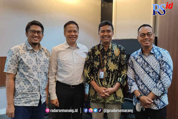 Kiri - Kanan : Herdian Yoki Pradipta (CTO Mbizmarket) - Andhie Saad (CCO Mbizmarket) - Yulianto Prihhandoyo ( Direktur Pengembangan Sistem Katalog Lembaga Kebijakan Pengadaan Barang / Jasa Pemerintah LKPP) - Joko Wardoyo (National Head Mbizmarket)
