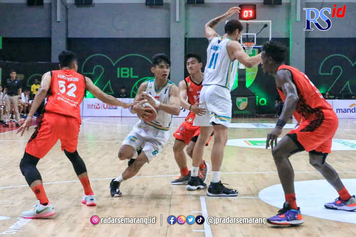 Tim basket Satya Wacana Salatiga (putih) berhasil meraih kemenangan atas Bali United di Knight Stadium Senin (13/3/2023) petang. (Nurchamim/Jawa Pos Radar Semarang)