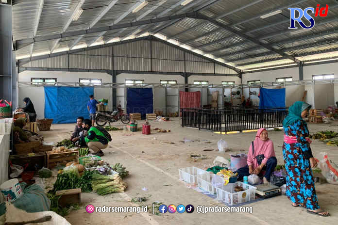 Kondisi Pasar Gladak Kaliwungu tampak sepi dan sedikit aktivitas para pedagang Jumat (17/3). (DEVI KHOFIFATUR RIZQI/ JAWA POS RADAR SEMARANG)