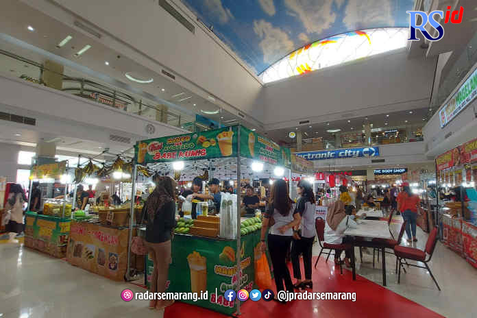 Puluhan tenant kuliner meramaikan acara Marimakan Fest di Artos Mall. Para pengunjung juga bisa menikmati jajanan street food sambil bersantai menikmati suasana mal. (PUPUT PUSPITASARI/JAWA POS RADAR SEMARANG)