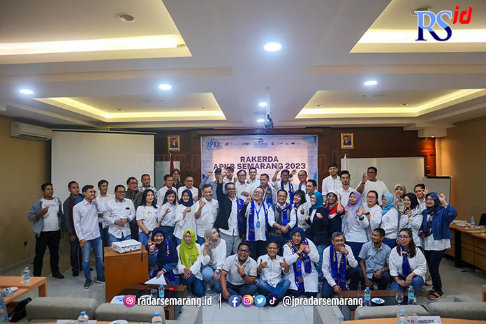 Para pengurus dan anggota APKB saat berfoto sesuai Rakerda 2023.  (NURFAIK NABHAN/JAWA POS RADAR SEMARANG)