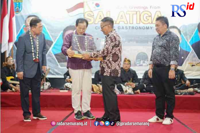 Wali Kota Mungyeong dari Korea Selatan, Pj. Wali Kota Salatiga Sinoeng N. Rachmadi beri kenang-kenangan berupa miniatur kapal layar. (Dhinar Sasongko/ RADARSEMARANG.ID)