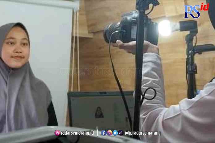 JEMPUT BOLA  : Menggunakan mobil paspor keliling, Imigrasi Semarang lembur pelayanan membuat paspor di CFD, Minggu (19/3). (ISTIMEWA)