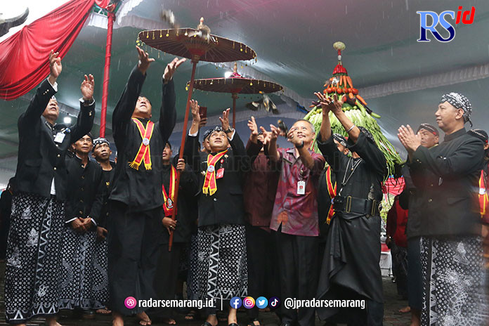 Bupati Semarang Ngesti Nugraha dan para pemangku adat melakukan pelepasan burung sebelum prosesi penjamasan enam pusaka peninggalan Ki Ageng Pandanaran di Pendopo Rumah Dinas Bupati Semarang, kemarin. (NUR CHAMIM/JAWA POS RADAR SEMARANG)