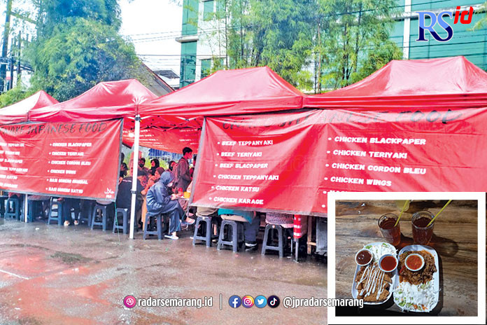 Makanan khas Jepang bisa dinikmati di pinggir jalan dengan harga yang sangat terjangkau. (FIGUR RONGGO WASSALIM/JAWA POS RADAR SEMARANG)