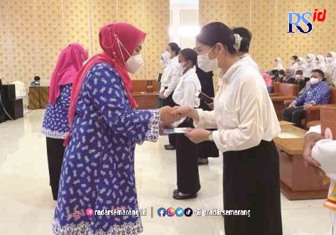 SUMPAH PROFESI: Ratusan orang lakukan sumpah profesi nutrisionis di Gedung Wisma Gubbion Semarang. (Maria Novena/Jawa Pos Radar Semarang)