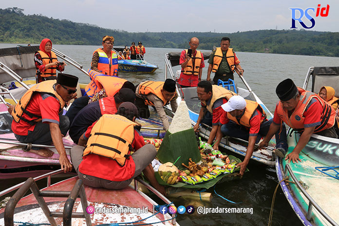 Warga Talun Kacang RW 03 Kelurahan Kandri, Gunungpati melarung gunungan nasi di tengah Waduk Jatibarang, kemarin. (NUR CHAMIM/JAWA POS RADAR SEMARANG)