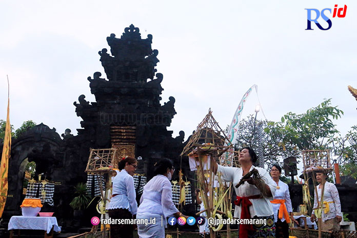 Ratusan umat Hindu mengikuti prosesi Tawur Agung Kesanga di Pura Agung Giri Nata, Selasa (21/3). (NUR CHAMIM/JAWA POS RADAR SEMARANG)