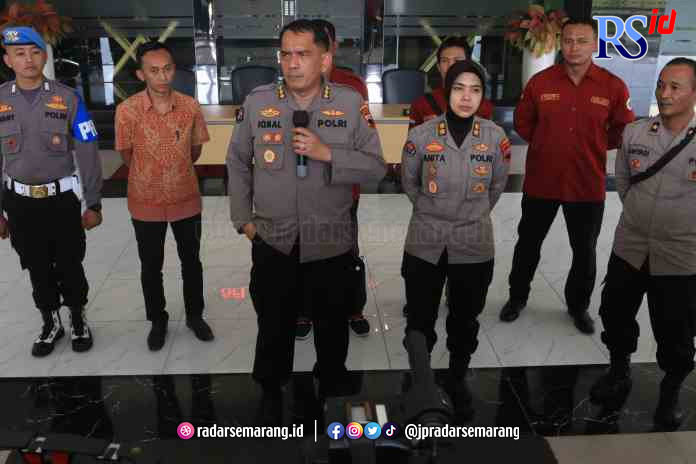SANKSI PTDH: Kabid Humas Polda Jateng Kombes Pol Iqbal Alqudusy memberikan keterangan pers terkait sanksi PTDH terhadap lima oknum Polda Jateng yang terlibat suap dan percaloan penerimaan Bintara Polri. (NURCHAMIM/JAW APOS RADAR SEMARANG)