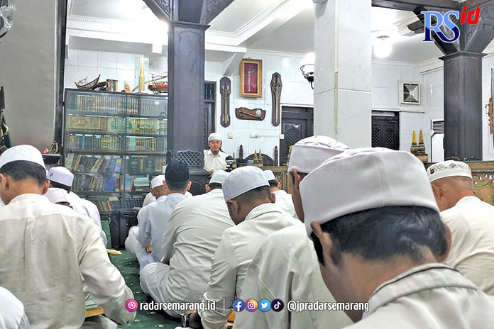 Ratusan santri dari berbagai kalangan dan golongan mengaji di Ponpes Salafiyah Az-Zuhri Semarang. (FIGUR RONGGO WASSALIM/JAWA POS RADAR SEMARANG)