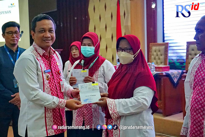 Wali Kota Pekalongan, Afzan Arslan Djunaid secara simbolis menyerahkan buku tabungan kepada ASN yang akan memasuki purna tugas pada Selasa (28/2). (Lutfi Hanafi/Jawa Pos Radar Semarang)