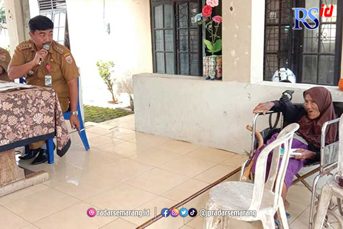 Camat Gringsing Adhi Bhaskoro menjadi mediator antara Mbah Warsiyah dengan warga yang dituduh mengambil hak tanah miliknya beberapa waktu lalu. (Istimewa)