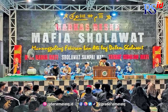Jamaah Mafia Salawat sedang mengaji di Ponpes Roudlotul Nikmah yang beralamat di Kalicari, Kecamatan Pedurungan, Kota Semarang, (FIGUR RONGGO WASSALIM/JAWA POS RADAR SEMARANG)