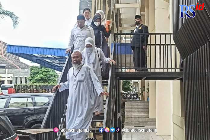 Syeh Puji ditemani istri, anak, dan sejumlah kerabatnya turun dari tangga keluar dari ruang penyidik Renata Polda Jateng Selasa (28/3) kemarin. (Istimewa)