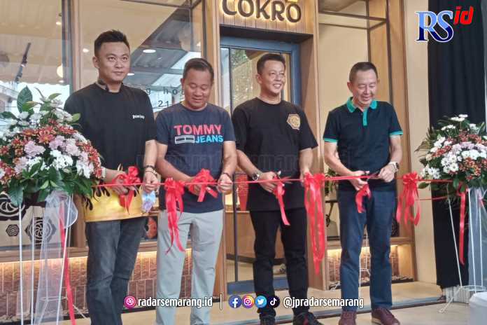 Owner Roti Cokro, Hary Sasono di dampingi managemen Cokro Semarang menggunting pita,tanda beroperasinya gerai pertama Roti Cokro di kota Semarang. (Sulistiono)