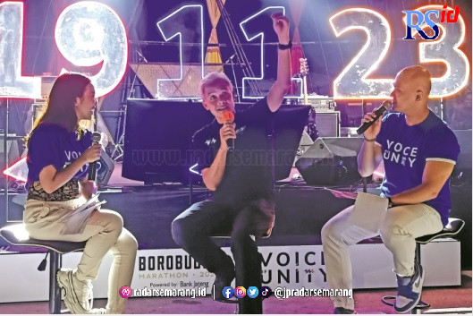SOSIALISASI : Gubernur Jateng Ganjar Pranowo meluncurkan tanggal pelaksanaan Borobudur Marathon 2023, yakni 19 November, dalam acara Borobudur Marathon 2023 Menyapa di Kawasan Car Free Night di Candi Borobudur Sabtu (19/3) malam.(PUPUT PUSPITASARI/JAWA PO