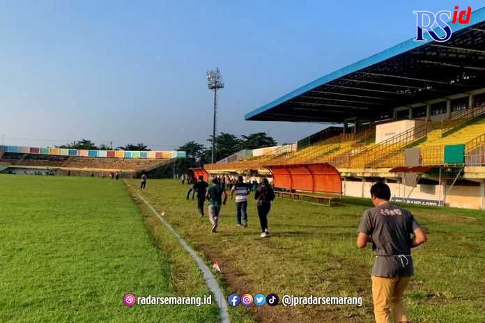 Puluhan calon jamaah haji Kota Pekalongan tahun 2013, saat mengikuti pengukuran kesehatan jasmani di di Stadion Hoegeng, Sabtu (11/3). (Istimewa)