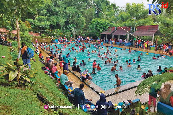 Kolam renang Lembah Manah, Girikulon, Secang dipadati warga yang melakukan tradisi padusan sebelum puasa Ramadan, Rabu (22/3). (M. IQBAL AMAR/JAWA POS RADAR SEMARANG)