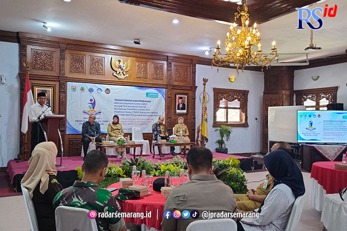 Menteri Koordinator Bidang Pembangunan Manusia dan Kebudayaan Indonesia, Muhadjir Effendy saat memberikan sambutan dalam acara pembentukan TKDV di aula kantor bupati. (RIYAN FADLI/JAWA POS RADAR SEMARANG)