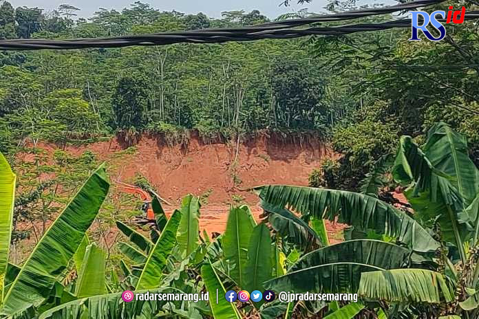 Ekskavator sedang beraktivitas di area tambang galian c di Kecamatan Kandeman. (Istimewa)