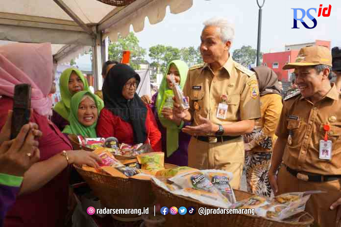 TINJAU UMKM : Bupati Afif Nurhidayat bersama Gubernur Jateng Ganjar Pranowo saat akan menghadiri Musrenbangwil Purwomanggung (Sigit Rahmanto/Radar Magelang)