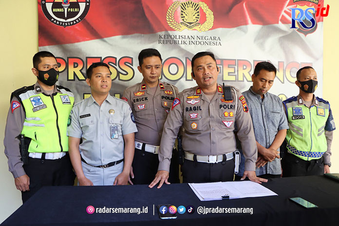Kasatlantas Polres Wonosobo AKP Ragil Irawan bersama jajaran menggelar konferensi pers terkait kecelakaan di Kalierang, Selomerto. (Sigit Rahmanto/Jawa Pos Radar Semarang)