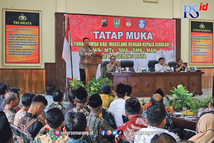 Bupati Magelang Zaenal Arifin memberikan arahan kepada kepala sekolah se-Magelang raya dalam mengantisipasi kejahatan remaja, di gedung Bhayangkara Utama Polresta Magelang, Rabu (15/3). (Istimewa)