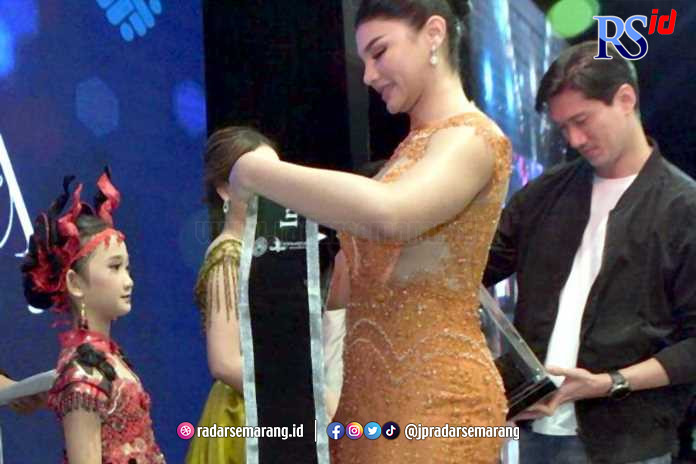 Putri Indonesia Pariwisata Jihan Almira menobatkan Karisma sebagai juara Indonesia Model Idola, pada grand final di Kota Semarang. (Istimewa)