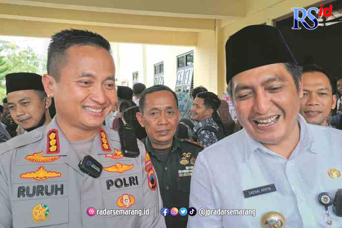 SINERGI : Kapolresta Magelang Kombes Pol Ruruh Wicaksono bersama Bupati Magelang Zaenal Arifin usai memberi pengarahan pada para kepala sekolah. (Rofik Syarif GP/Radar Magelang)