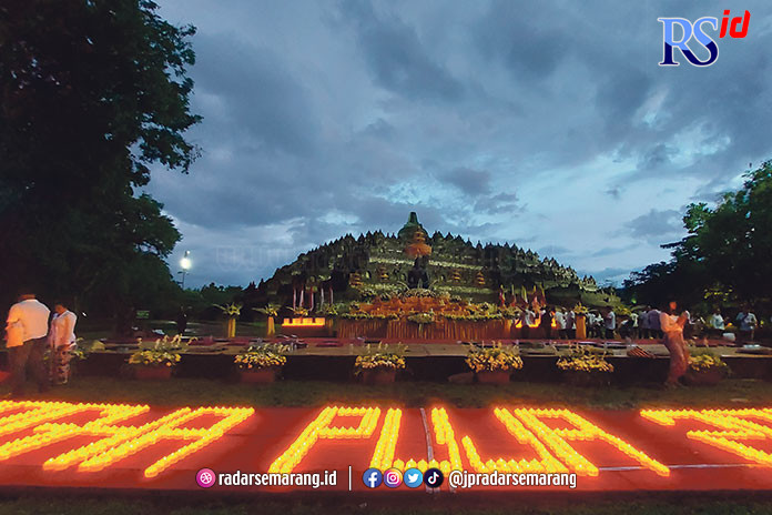 Hari Suci Magha Puja yang dirayakan oleh ribuan umat Buddha di Candi Borobudur Sabtu (4/3). (PUPUT PUSPITASARI/JAWA POS RADAR SEMARANG)
