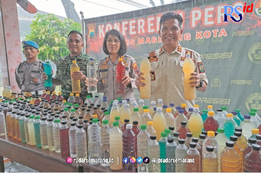 HASIL RAZIA: Ratusan botol miras dengan total mencapai 844,3 liter diamankan Polres Magelang Kota. (ROFIK SYARIF G P/RADAR MAGELANG)
