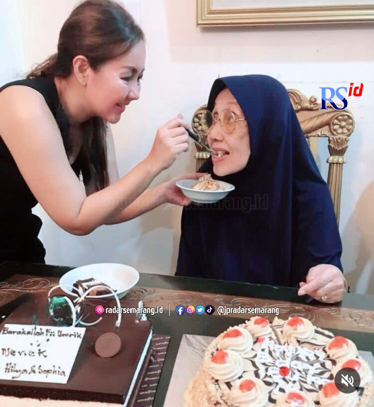 Nani Wijaya semasa hidupnya, bersama salah satu putrinya, Cahya Kamilla. (Instagram Cahya Kamilla) 